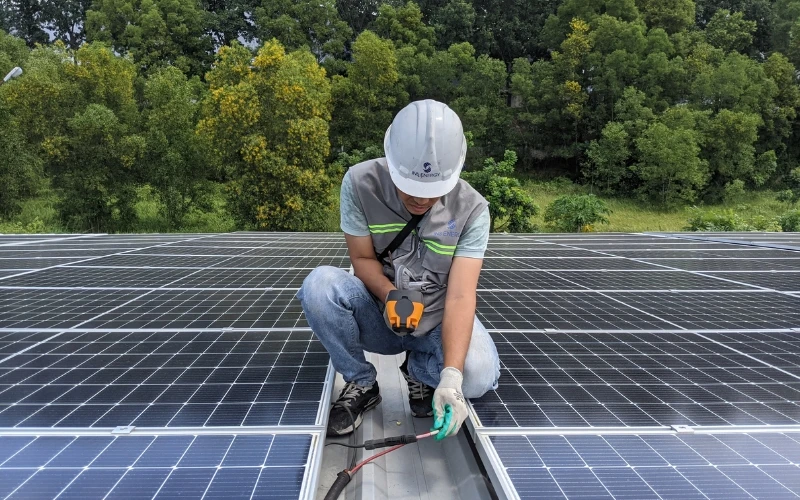 Đội ngũ chuyên gia INS Energy Sử dụng công nghệ hiện đại để phân tích và đánh giá hiệu suất của các hệ thống năng lượng mặt trời