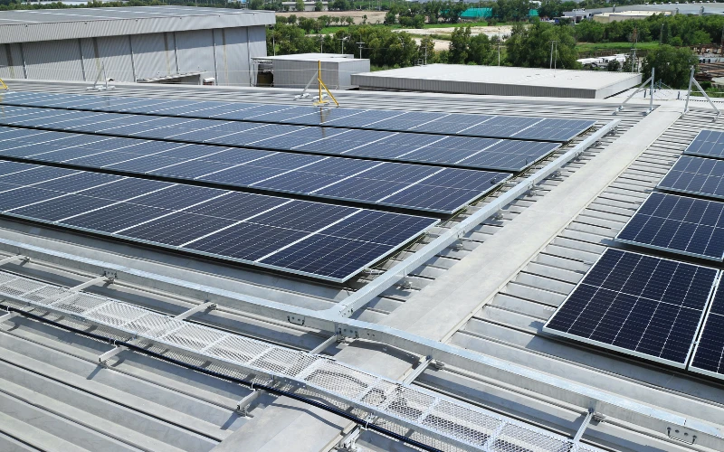 Doanh nghiệp Việt chủ động đầu tư lắp đặt hệ thống điện mặt trời áp mái.